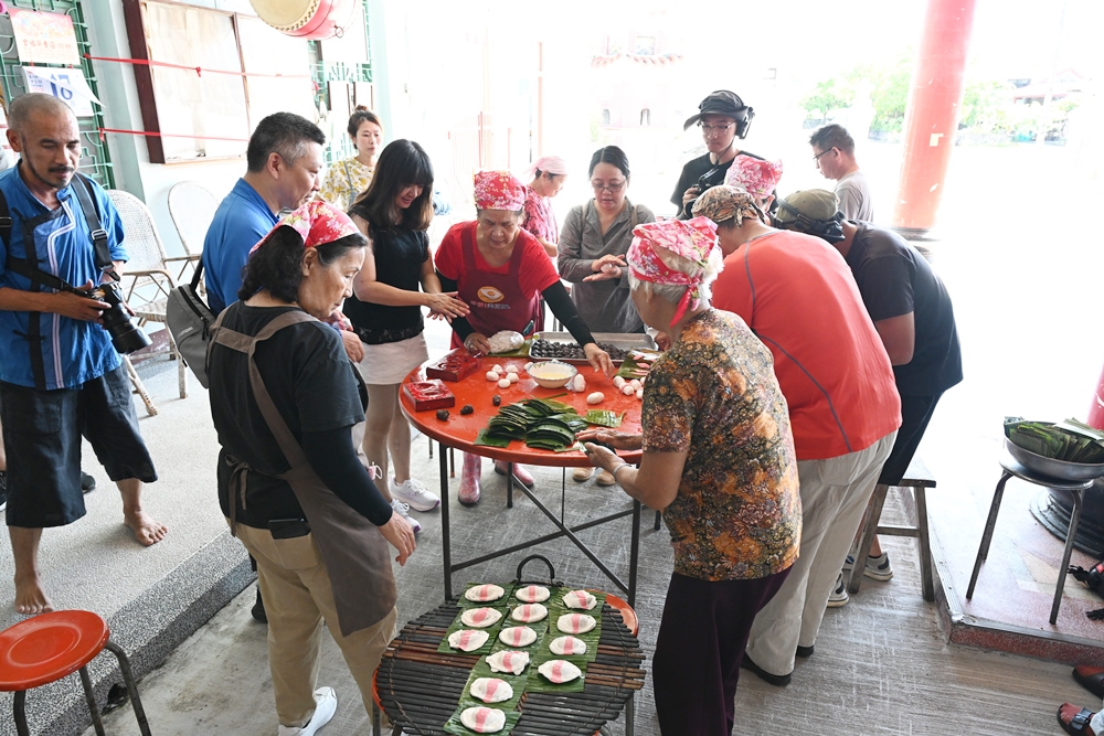 高雄旗山一日遊。深度走讀旗山大圓潭 解鎖山澗八里｜DIY、餵羊、餵雞、撿雞蛋，吃喝玩樂通通一把罩！