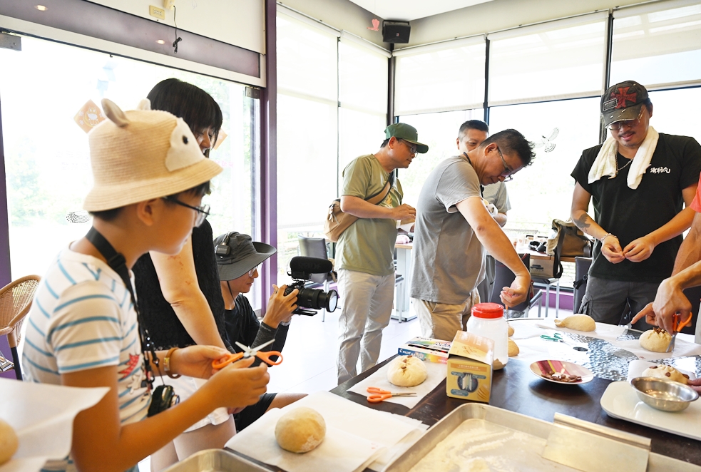 高雄旗山一日遊。深度走讀旗山大圓潭 解鎖山澗八里｜DIY、餵羊、餵雞、撿雞蛋，吃喝玩樂通通一把罩！