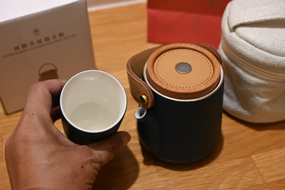 茶具旅行組推薦。Eilong宜龍茶器 風靡革履獨享布包旅行組／精品茶具／瓷壺泡茶