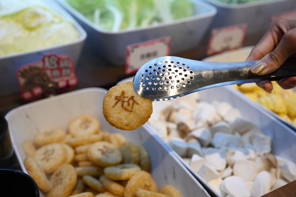 巨蛋商圈美食。尬鍋台式潮鍋 高雄富民店 吃到飽、台式火鍋推薦！自助吧豐富澎拜 飯後還有霜淇淋爽爽吃到飽！