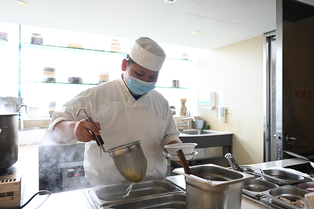 高雄住宿推薦。HOTEL COZZI和逸飯店 高雄中山館 一泊一食 還送Yogibo美國懶骨頭沙發體驗！高雄三多商圈住宿推薦！