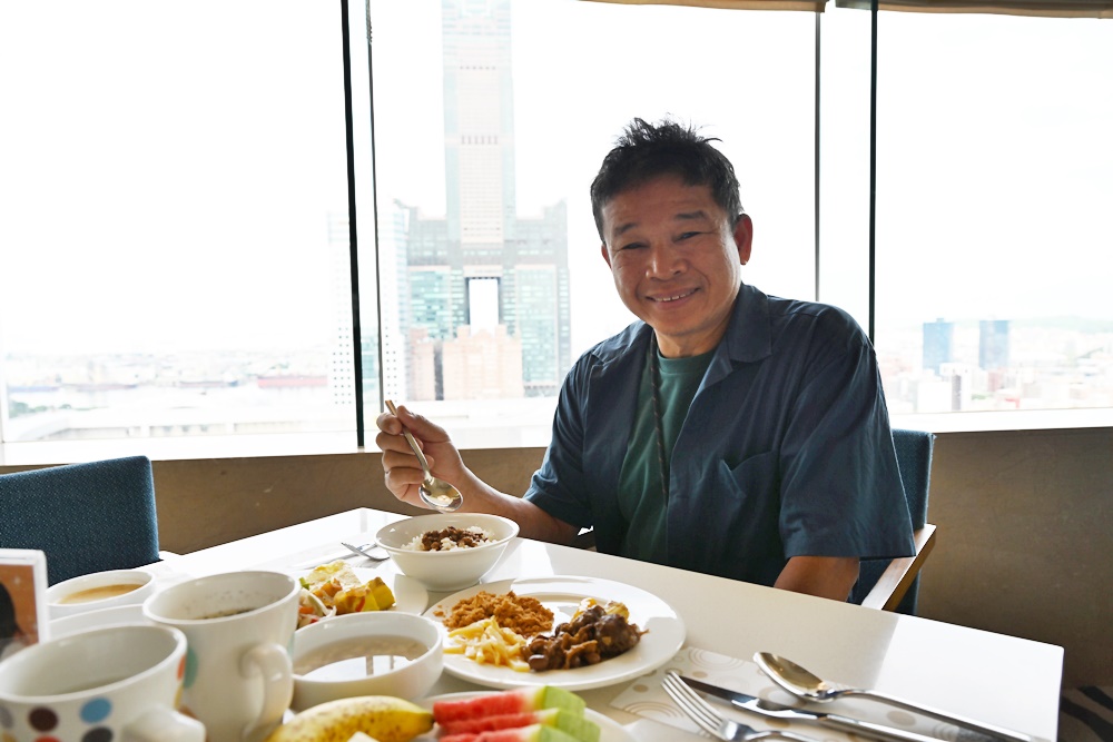 高雄住宿推薦。HOTEL COZZI和逸飯店 高雄中山館 一泊一食 還送Yogibo美國懶骨頭沙發體驗！高雄三多商圈住宿推薦！