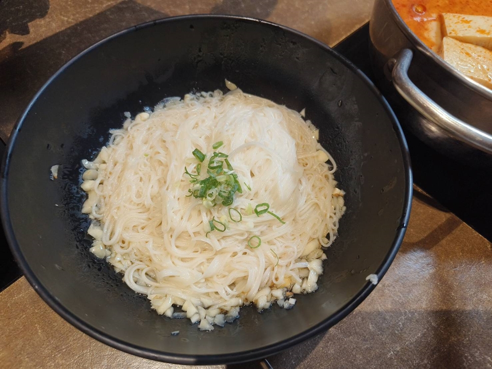 台中鍋物推薦。論石間鍋物 台中國美店 豪華精緻個人鍋物、11種獨特的風味湯底、30款在地小農蔬菜吃到飽！