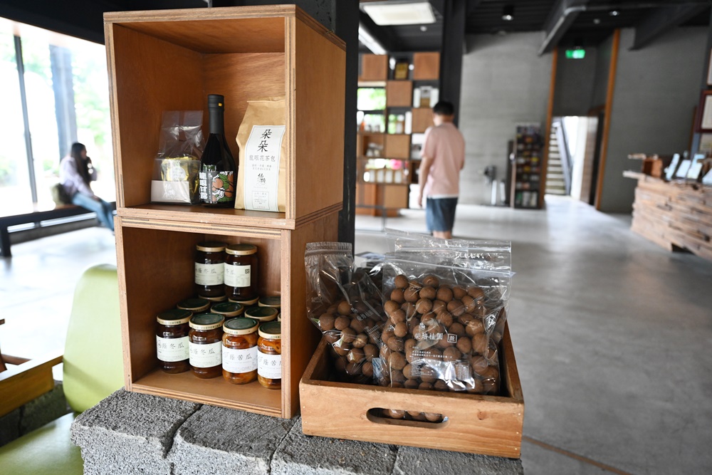 台南東山住宿推薦。仙湖休閒農場 人與山旅宿 一泊二食、無邊際游泳池、桂圓烘焙寮！俗女養成記拍攝景點！