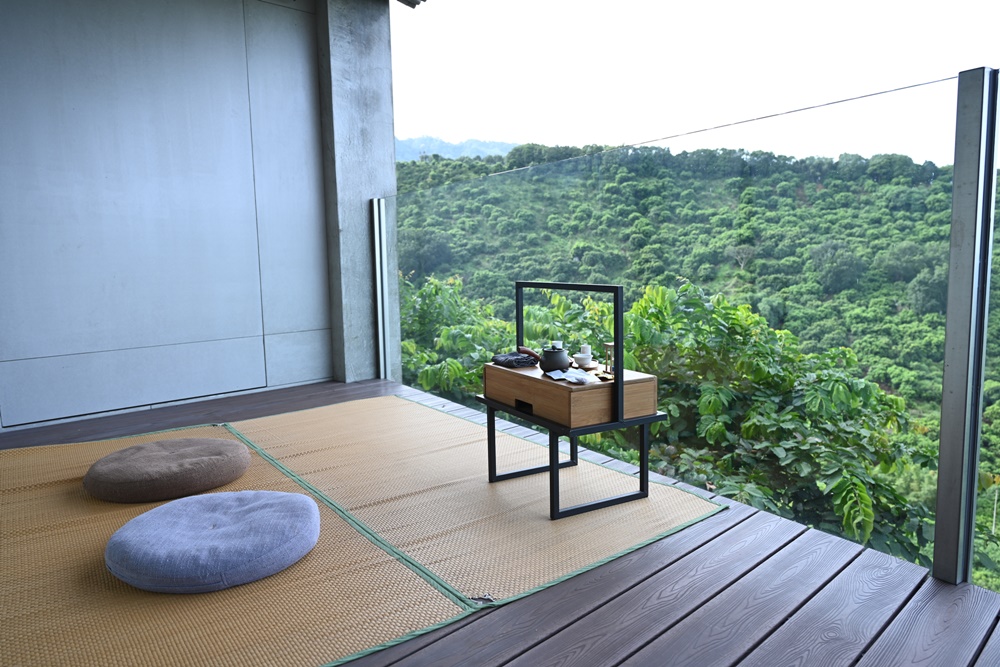 台南東山住宿推薦。仙湖休閒農場 人與山旅宿 一泊二食、無邊際游泳池、桂圓烘焙寮！俗女養成記拍攝景點！