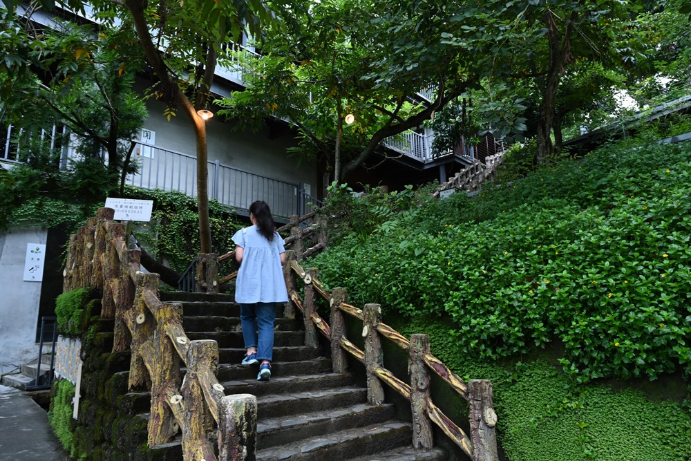 台南東山住宿推薦。仙湖休閒農場 人與山旅宿 一泊二食、無邊際游泳池、桂圓烘焙寮！俗女養成記拍攝景點！