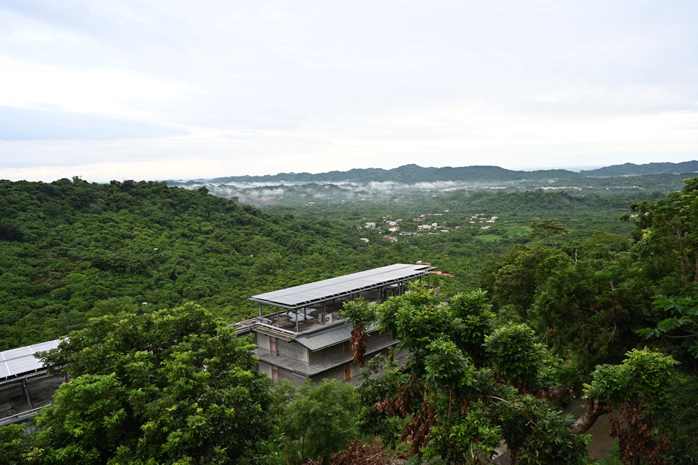 台南東山住宿推薦。仙湖休閒農場 人與山旅宿 一泊二食、無邊際游泳池、桂圓烘焙寮！俗女養成記拍攝景點！