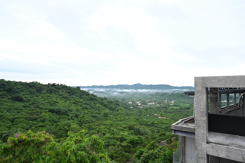 台南東山住宿推薦。仙湖休閒農場 人與山旅宿 一泊二食、無邊際游泳池、桂圓烘焙寮！俗女養成記拍攝景點！