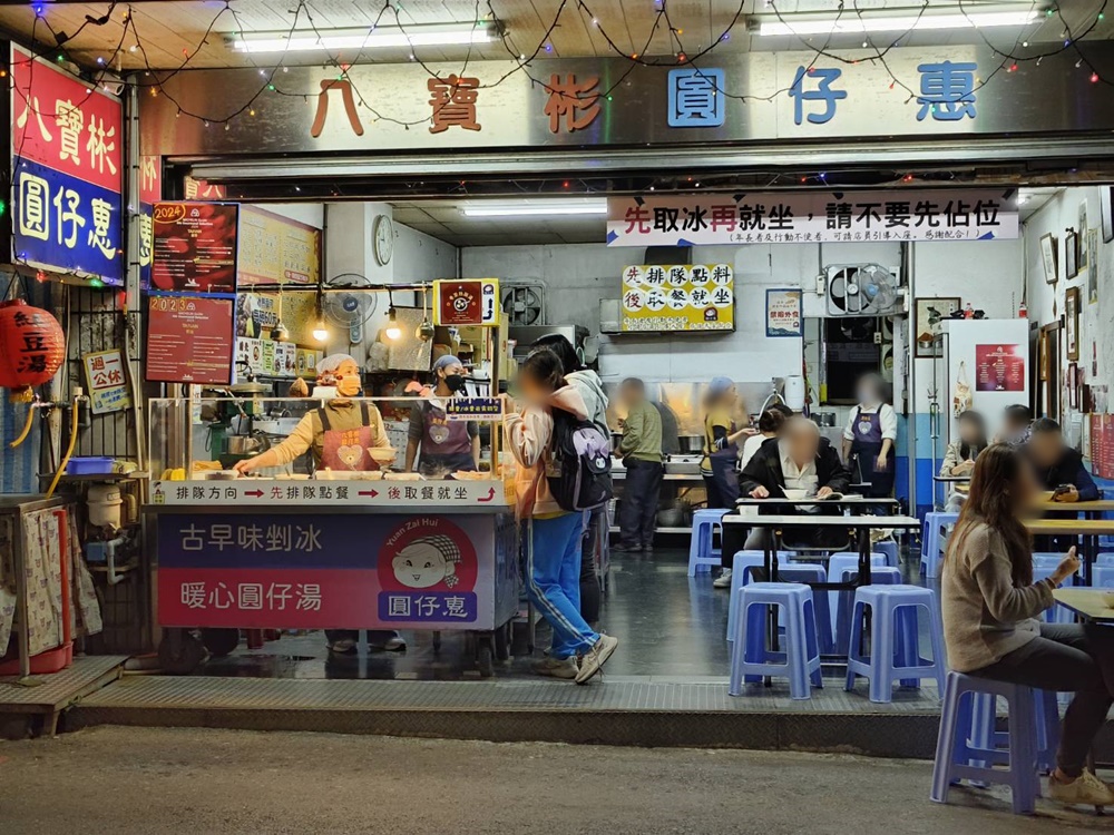 台南住宿推薦。旅幸福-台南館 台南文青簡約風旅店、鄰近正興街、海安路、河樂廣場，還有啤酒吧迎賓酒、九宮格早餐！