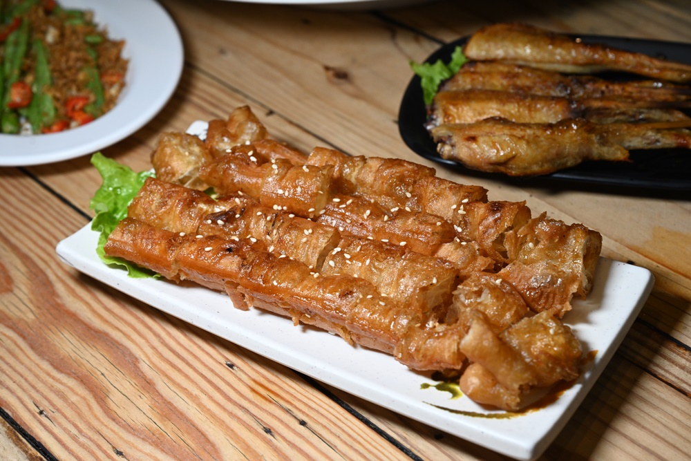 台南東區美食。府城騷烤家 炭火燒烤、爆蛋紅蟳豬油拌飯、台南宵夜、台南聚餐推薦！