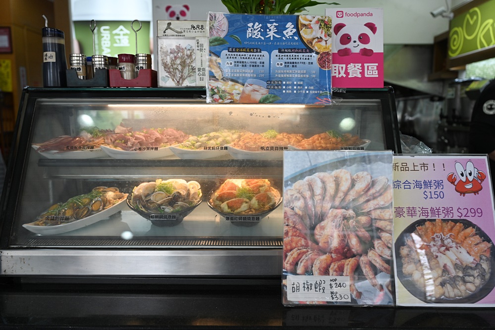 台南美食推薦。金三益健康茶飲 林森總店 浮誇系鍋燒專賣店、蝦爆了蒜辣麵、爆蛋紅蟳鍋燒意麵！