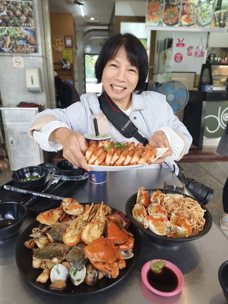 台南美食推薦。金三益健康茶飲 林森總店 浮誇系鍋燒專賣店、蝦爆了蒜辣麵、爆蛋紅蟳鍋燒意麵！