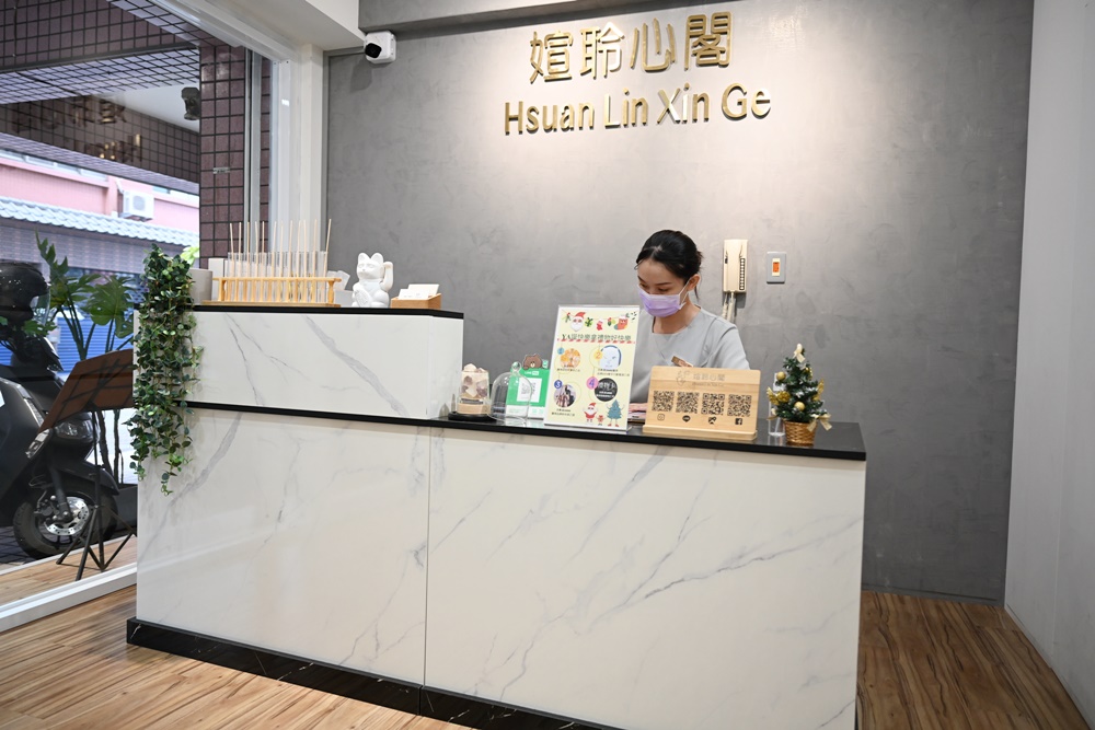 高雄SPA推薦。媗聆心閣Hsuan Lin Xin Ge-美容芳療 高雄巨蛋店 能量熱石按摩、專業按摩技法讓你享受超高質感舒適體驗。