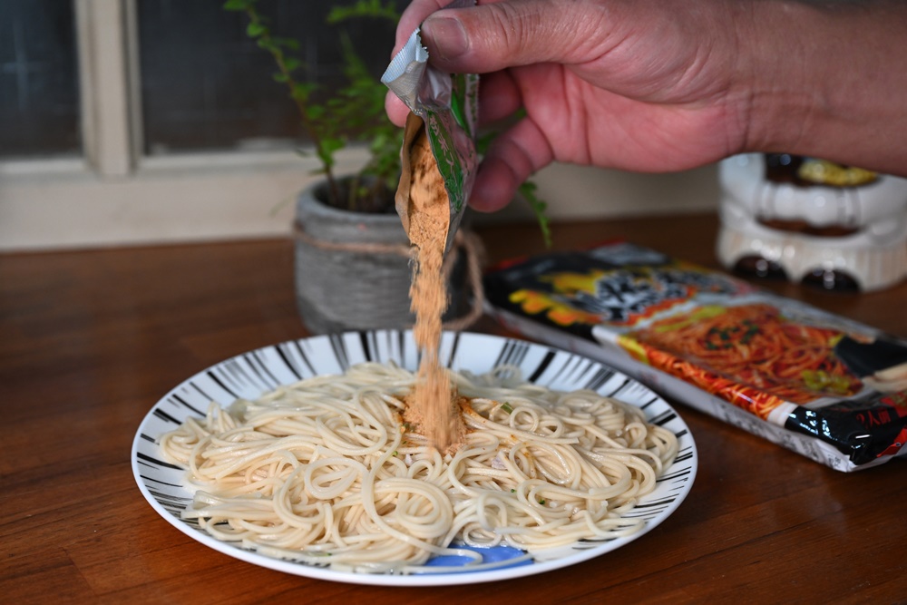 好市多推薦。三上食樂燃太郎辣拉麵 道地日式細條拉麵、辣勁十足！湯麵乾麵一次滿足！