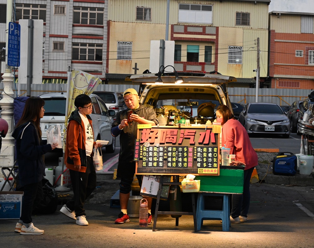 2025高雄冬日遊樂園。超萌！16公尺高 全世界最大的Chiikawa吉伊卡哇、小八貓、烏薩奇瘋狂兔 現身高雄港！