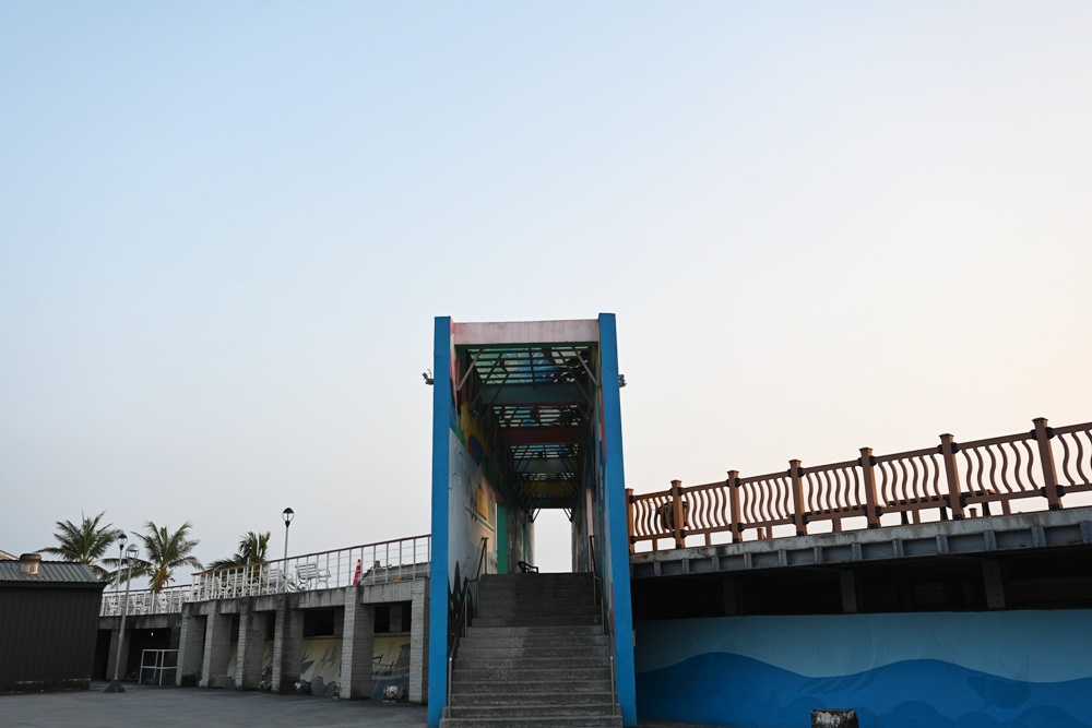 高雄旅遊。林園中芸漁港、中芸觀景平台、媽祖彩繪牆、高雄水產巨大化、鳳芸宮看夕陽！