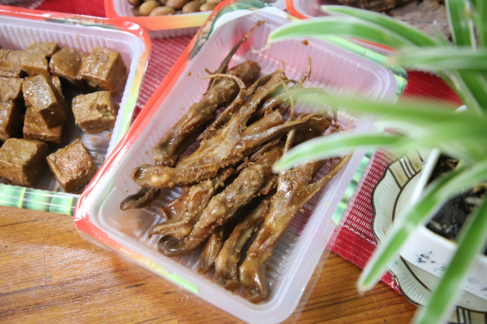 宅配。黑竹園雞腳凍 員林在地40多年冰鎮滷味 必買招牌雞腳凍、雞翅、花生、豆干！員林伴手禮！