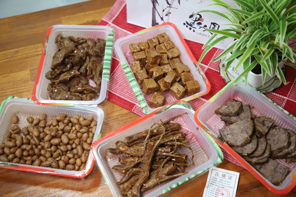 宅配。黑竹園雞腳凍 員林在地40多年冰鎮滷味 必買招牌雞腳凍、雞翅、花生、豆干！員林伴手禮！