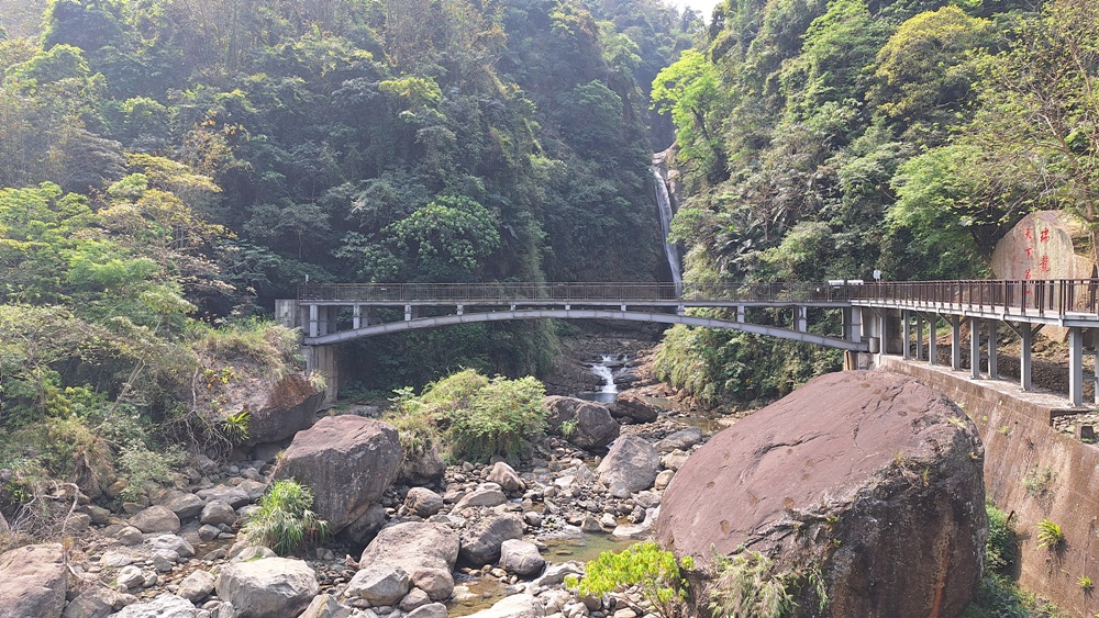 南投二日遊。南投鹿谷賞螢趣、品嘗在地美食、炸蟋蟀、苦茶油拌飯、DIY玩點茶、Q茶球、南投住宿推薦! 南投二日遊。南投鹿谷賞螢趣、品嘗在地美食、炸蟋蟀、苦茶油拌飯、DIY玩點茶、Q茶球、南投住宿推薦!