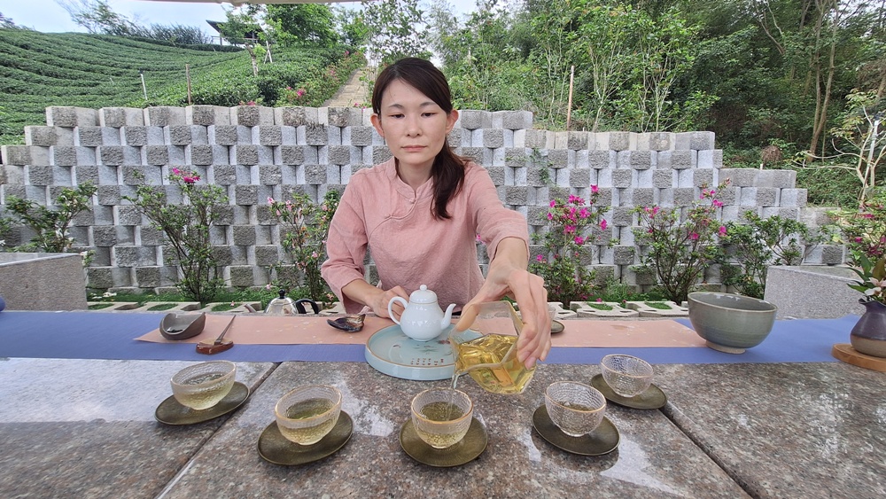南投二日遊。南投鹿谷賞螢趣、品嘗在地美食、炸蟋蟀、苦茶油拌飯、DIY玩點茶、Q茶球、南投住宿推薦! 南投二日遊。南投鹿谷賞螢趣、品嘗在地美食、炸蟋蟀、苦茶油拌飯、DIY玩點茶、Q茶球、南投住宿推薦!