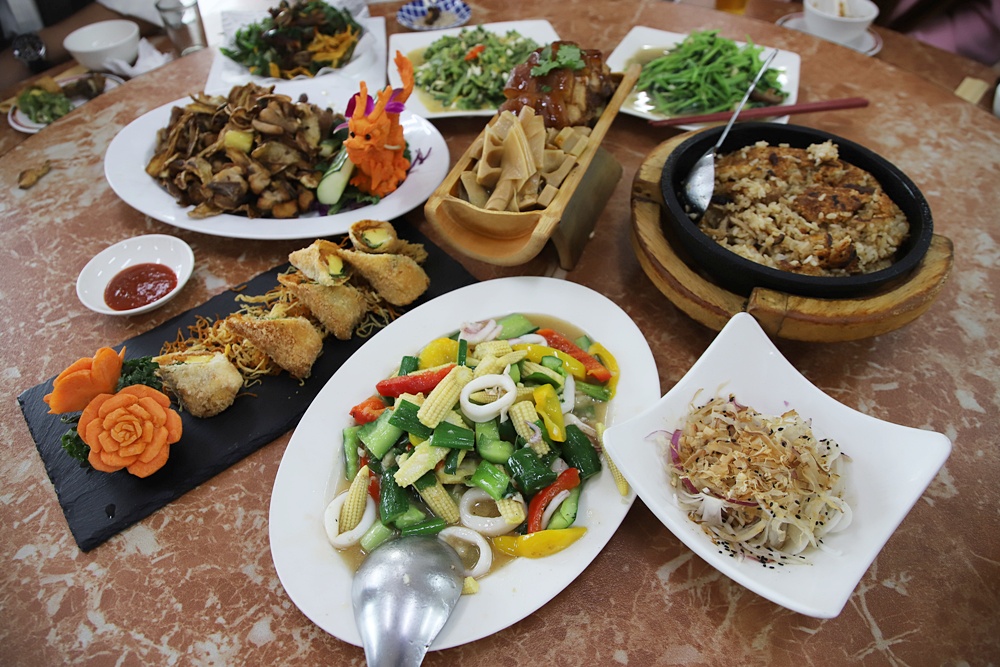 南投二日遊。南投鹿谷賞螢趣、品嘗在地美食、炸蟋蟀、苦茶油拌飯、DIY玩點茶、Q茶球、南投住宿推薦! 南投二日遊。南投鹿谷賞螢趣、品嘗在地美食、炸蟋蟀、苦茶油拌飯、DIY玩點茶、Q茶球、南投住宿推薦!