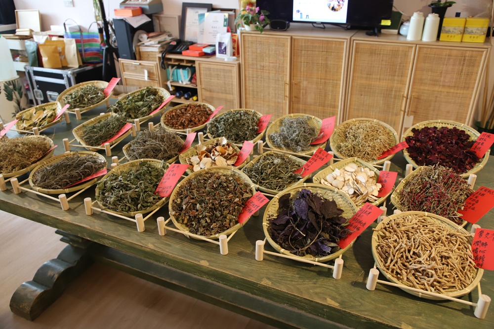 南投二日遊。南投鹿谷賞螢趣、品嘗在地美食、炸蟋蟀、苦茶油拌飯、DIY玩點茶、Q茶球、南投住宿推薦! 南投二日遊。南投鹿谷賞螢趣、品嘗在地美食、炸蟋蟀、苦茶油拌飯、DIY玩點茶、Q茶球、南投住宿推薦!