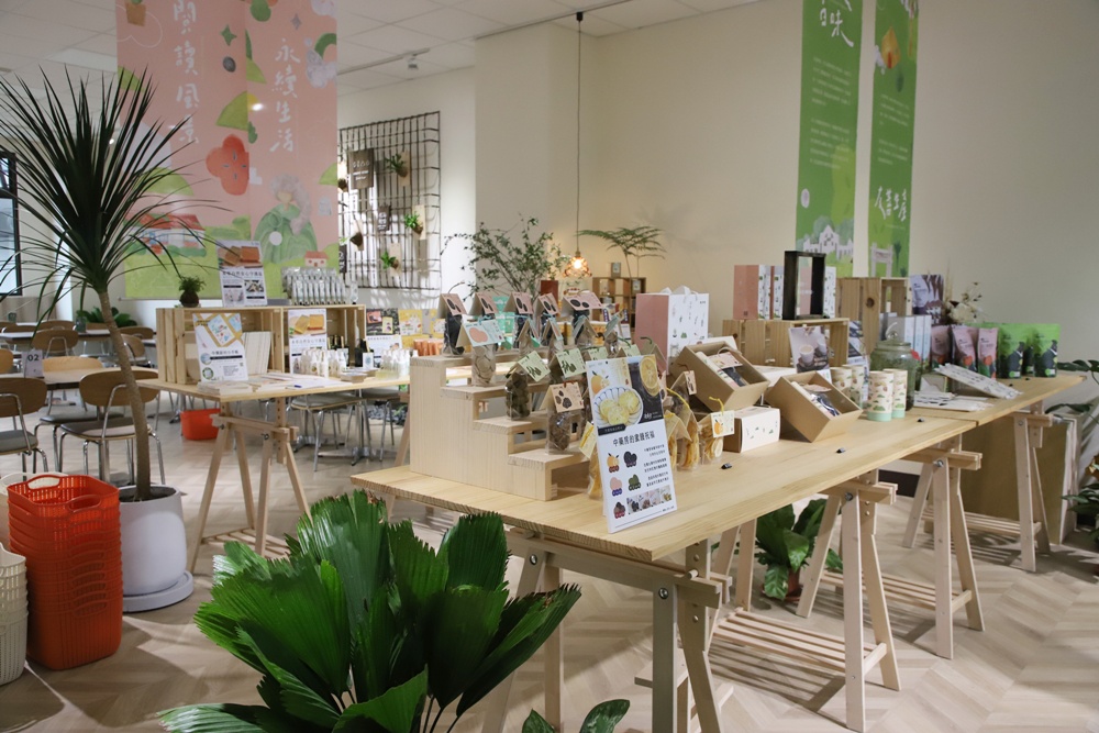 南投二日遊。南投鹿谷賞螢趣、品嘗在地美食、炸蟋蟀、苦茶油拌飯、DIY玩點茶、Q茶球、南投住宿推薦! 南投二日遊。南投鹿谷賞螢趣、品嘗在地美食、炸蟋蟀、苦茶油拌飯、DIY玩點茶、Q茶球、南投住宿推薦!