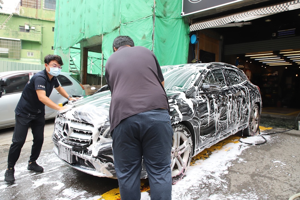 高雄鍍膜推薦。士季車體鍍膜技研 精緻洗車、車體美容、車體鍍膜、玻璃鍍膜！