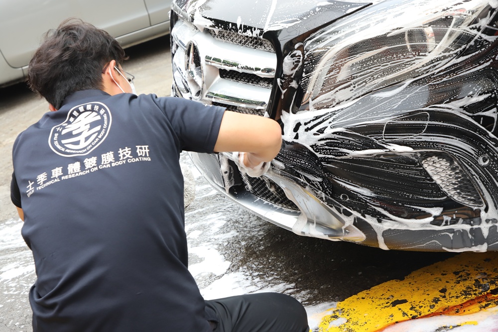 高雄鍍膜推薦。士季車體鍍膜技研 精緻洗車、車體美容、車體鍍膜、玻璃鍍膜！