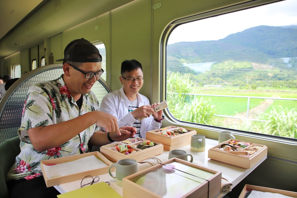 花東旅遊。山嵐號 花東縱谷旬味觀光列車 票價、行駛路線、山海宴餐盒、和菓子甜點! 花東旅遊。山嵐號 花東縱谷旬味觀光列車 票價、行駛路線、山海宴餐盒、和菓子甜點!