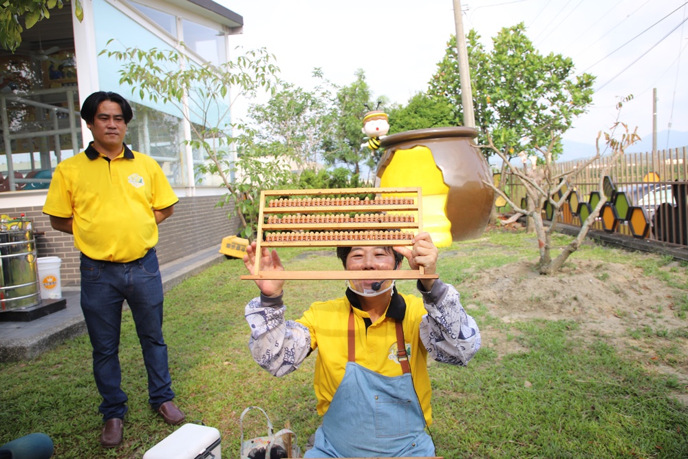 台南景點。東和蜂文化觀光工廠 蜜蜂主題故事館、免門票參觀、蜂王乳採集、品嚐蜂王乳、蜂場體驗、親子旅遊推薦! 台南景點。東和蜂文化觀光工廠 蜜蜂主題故事館、免門票參觀、蜂王乳採集、品嚐蜂王乳、蜂場體驗、親子旅遊推薦!