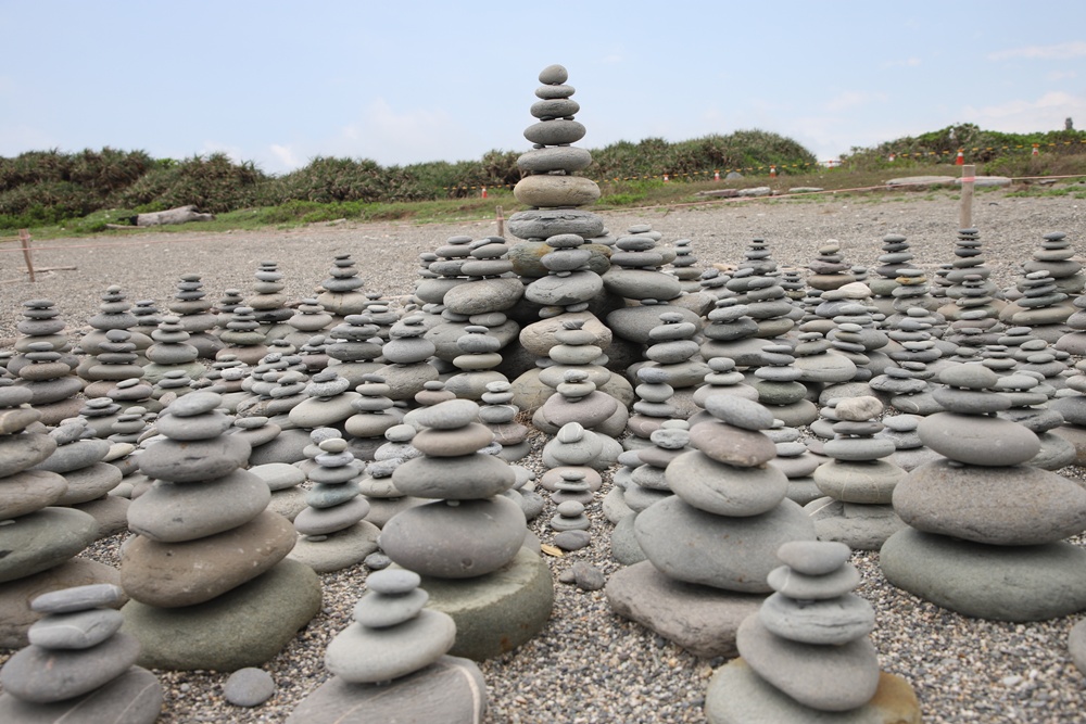 花蓮旅遊。七星潭疊石藝術節 石頭與漂流木美麗創作！