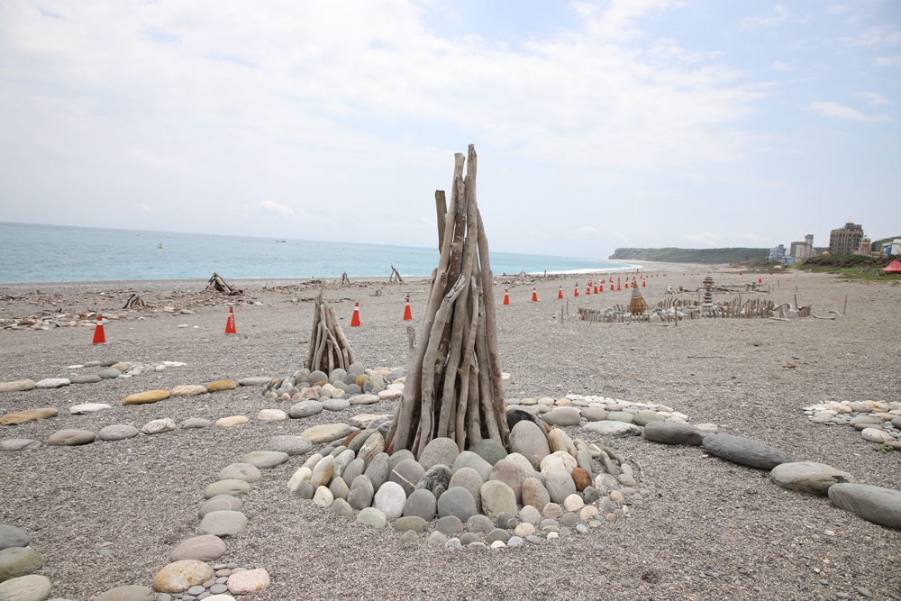 花蓮旅遊。七星潭疊石藝術節 石頭與漂流木美麗創作! 花蓮旅遊。七星潭疊石藝術節 石頭與漂流木美麗創作!