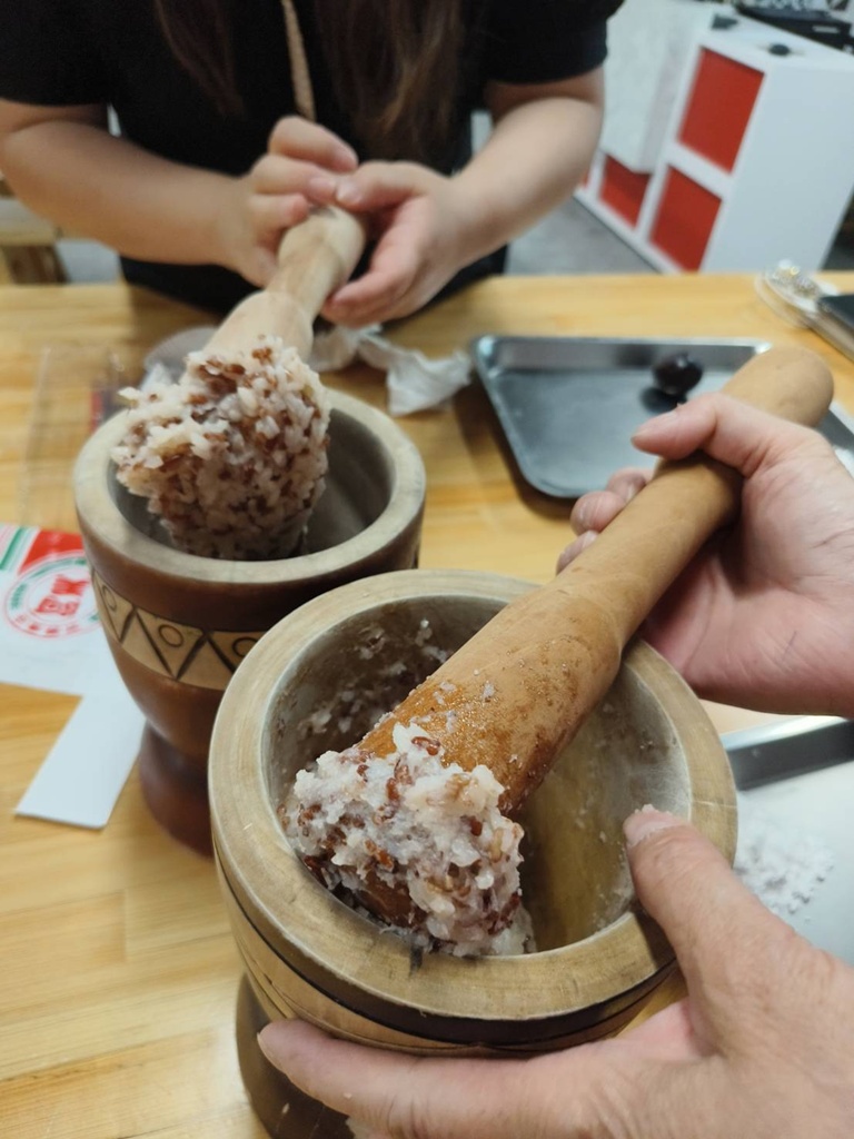 花蓮伴手禮推薦!阿美麻糬、阿美小米文化館、伴手禮採購、麻糬DIY體驗、阿美族服體驗! 花蓮伴手禮推薦!阿美麻糬、阿美小米文化館、伴手禮採購、麻糬DIY體驗、阿美族服體驗!