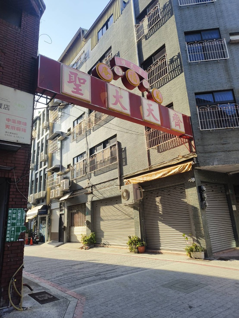 台南老屋民宿推薦。窗花時光樹 雙人房型、每一間房間都有專屬衛浴！