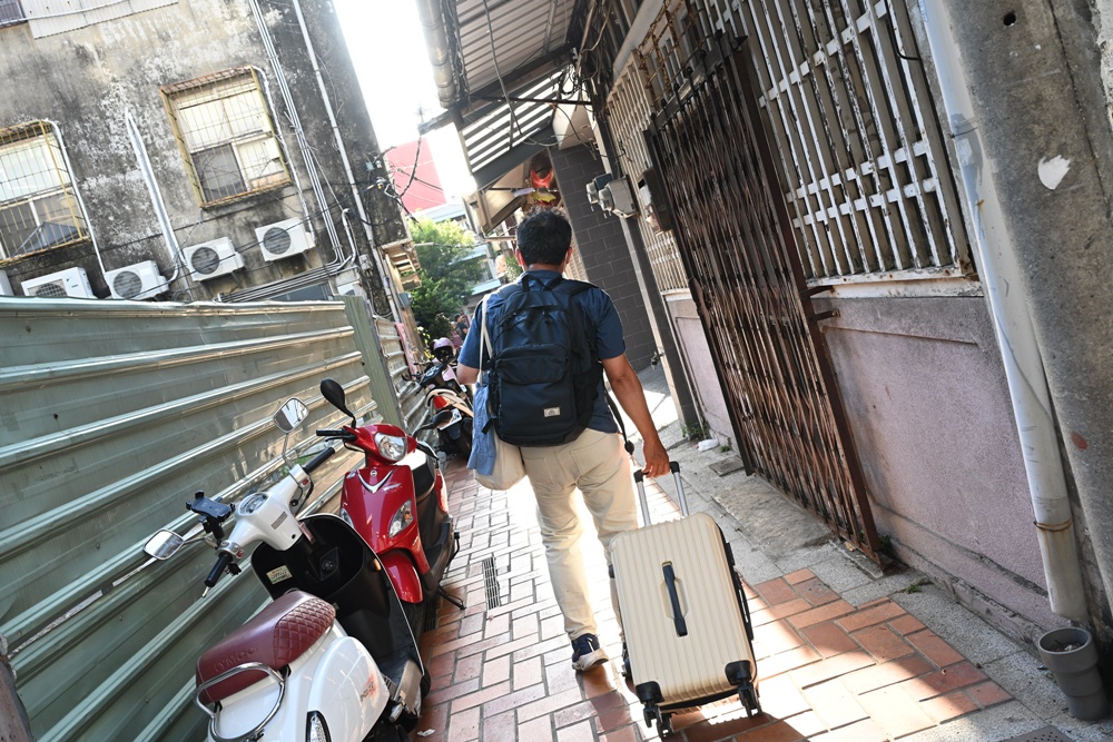 台南老屋民宿推薦。窗花時光樹 雙人房型、每一間房間都有專屬衛浴！