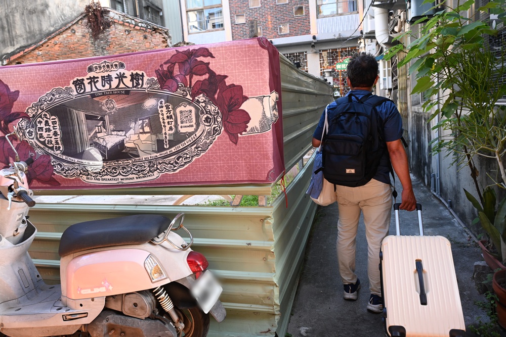 台南老屋民宿推薦。窗花時光樹 雙人房型、每一間房間都有專屬衛浴！