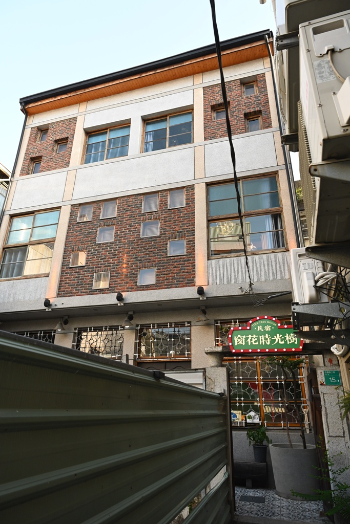 台南老屋民宿推薦。窗花時光樹 雙人房型、每一間房間都有專屬衛浴！