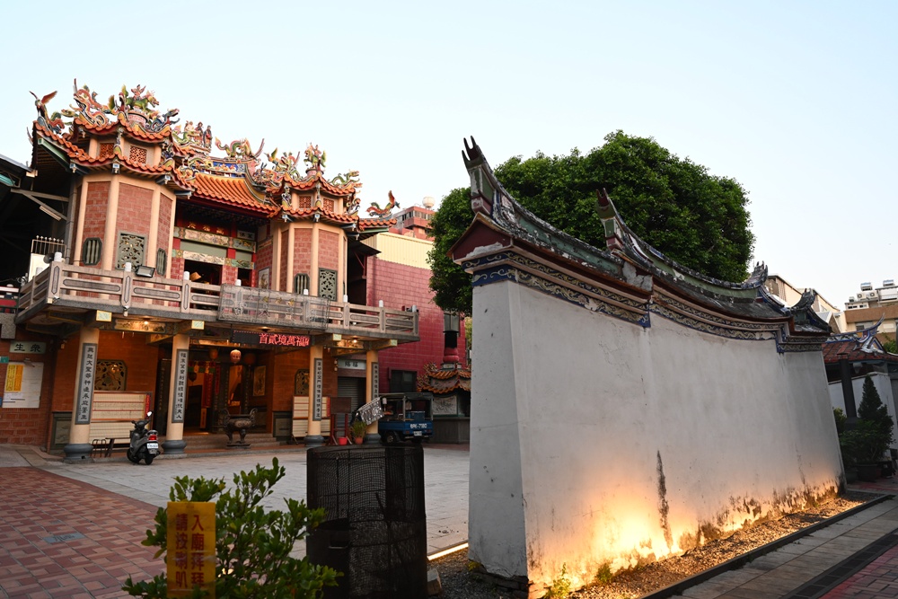 台南老屋民宿推薦。窗花時光樹 雙人房型、每一間房間都有專屬衛浴！
