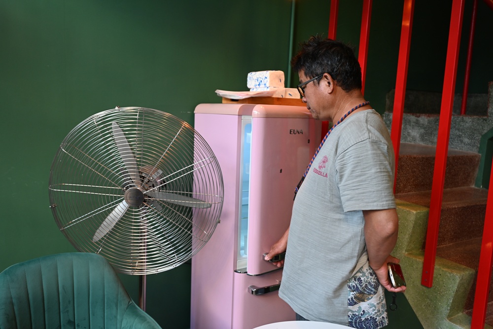 台南老屋民宿推薦。窗花時光樹 雙人房型、每一間房間都有專屬衛浴！