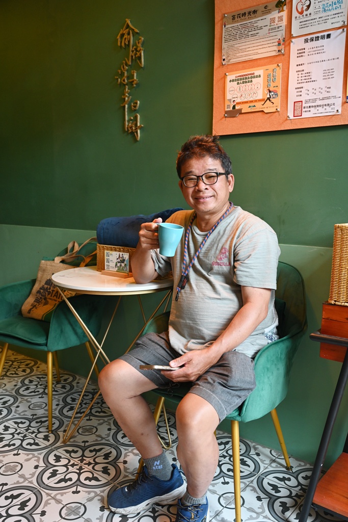 台南老屋民宿推薦。窗花時光樹 雙人房型、每一間房間都有專屬衛浴！
