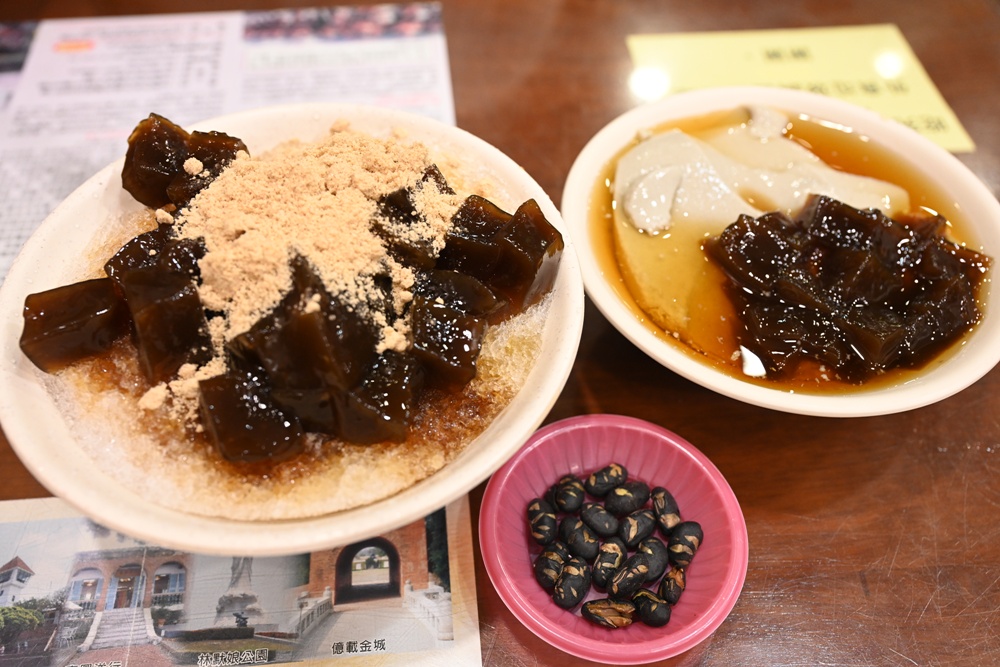 台南老屋民宿推薦。窗花時光樹 雙人房型、每一間房間都有專屬衛浴！