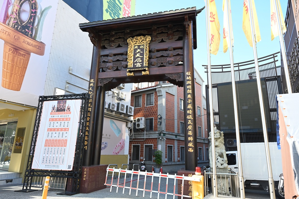 台南老屋民宿推薦。窗花時光樹 雙人房型、每一間房間都有專屬衛浴！