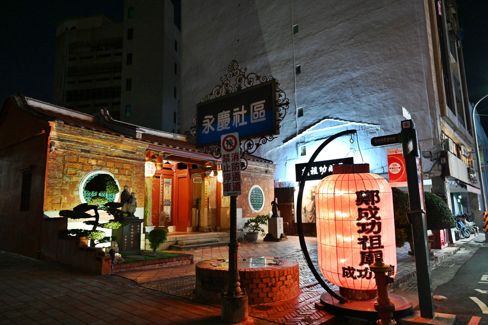 台南老屋民宿推薦。窗花時光樹 雙人房型、每一間房間都有專屬衛浴！