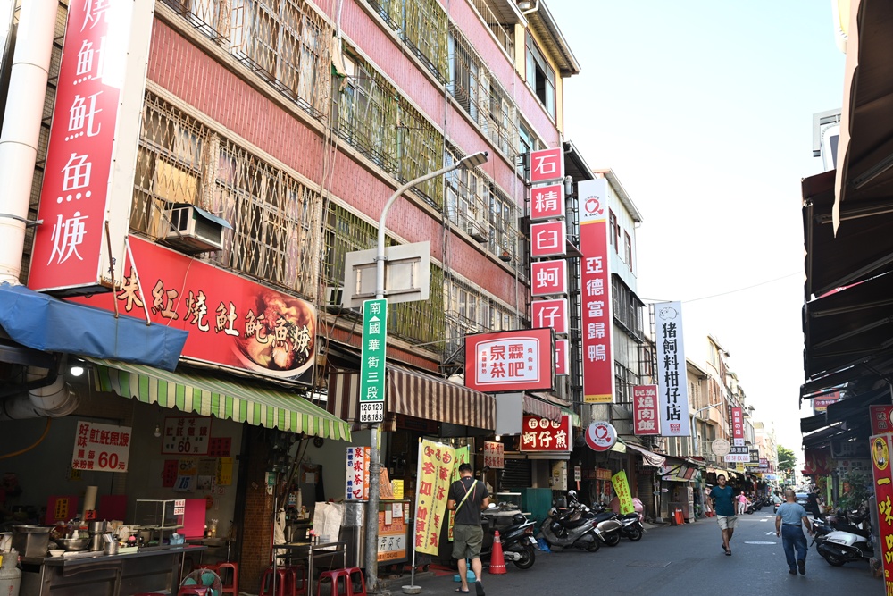 台南老屋民宿推薦。窗花時光樹 雙人房型、每一間房間都有專屬衛浴！