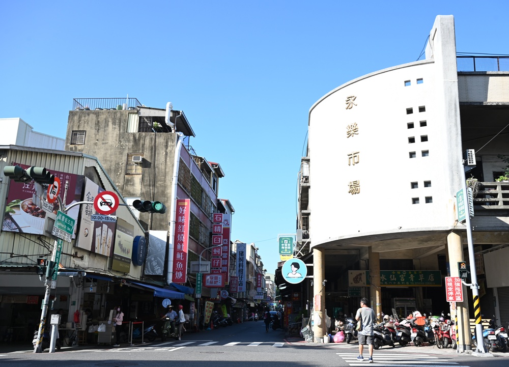 台南老屋民宿推薦。窗花時光樹 雙人房型、每一間房間都有專屬衛浴！