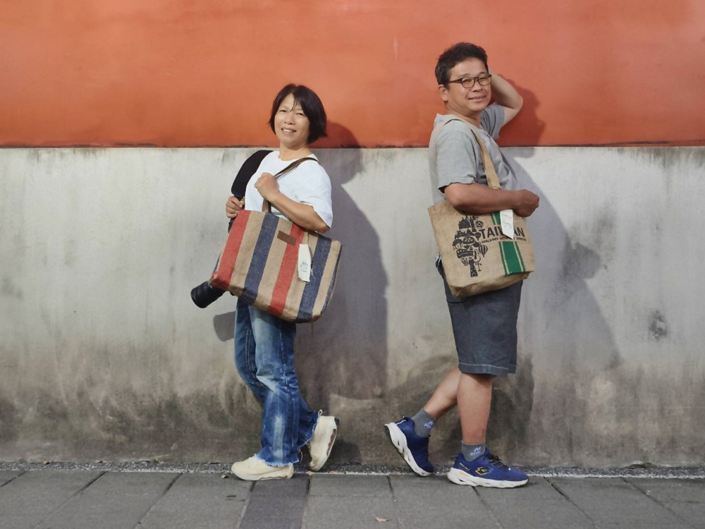 宅配。KK JuteBag 潮麻包 環保袋、購物包、托特包、側背包、台灣原創設計! 宅配。KK JuteBag 潮麻包 環保袋、購物包、托特包、側背包、台灣原創設計!