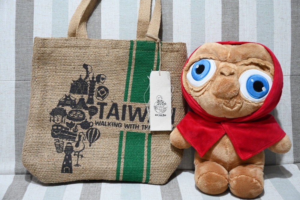 宅配。KK JuteBag 潮麻包 環保袋、購物包、托特包、側背包、台灣原創設計! 宅配。KK JuteBag 潮麻包 環保袋、購物包、托特包、側背包、台灣原創設計!