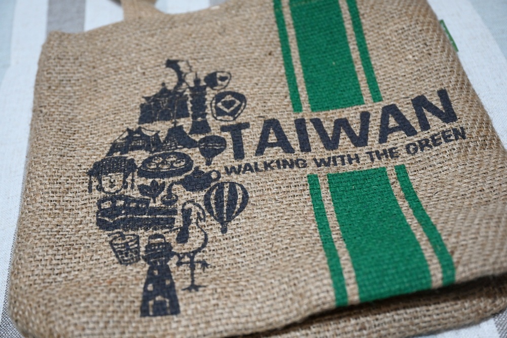 宅配。KK JuteBag 潮麻包 環保袋、購物包、托特包、側背包、台灣原創設計! 宅配。KK JuteBag 潮麻包 環保袋、購物包、托特包、側背包、台灣原創設計!