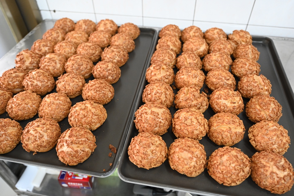 高雄泡芙推薦。小甜园手作甜點店 菠蘿脆皮爆漿泡芙、堅持每天現做、推薦必點珍奶泡芙！